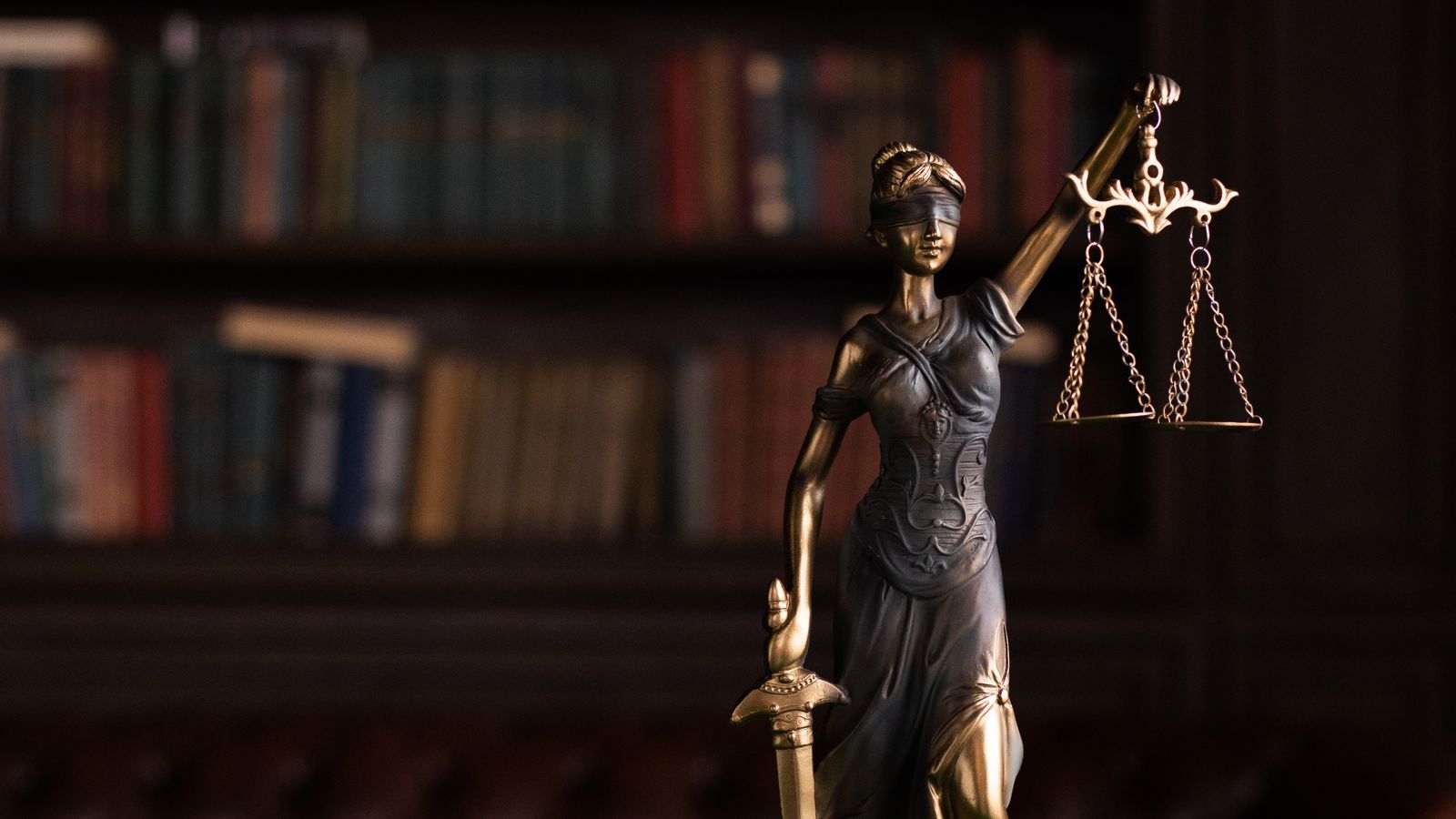 HAGB Anayasa Mahkemesi iptali: adalet temsili heykel