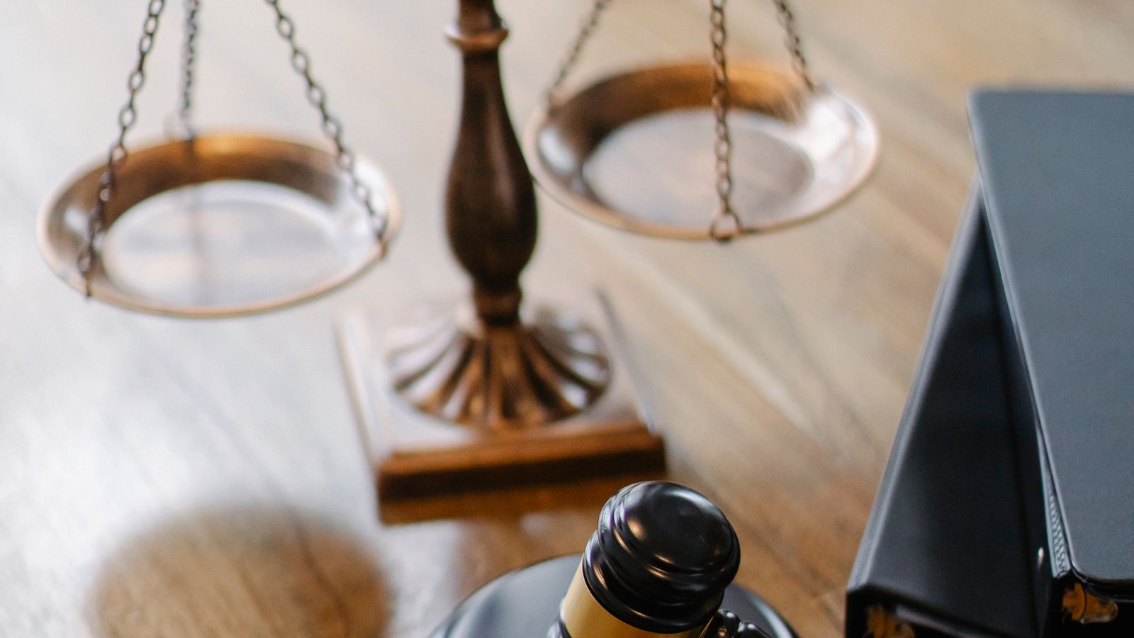 Malulen emeklilik reddedilirse itiraz ve dava: adalet terazisi, tokmak ve hukuk kitabı